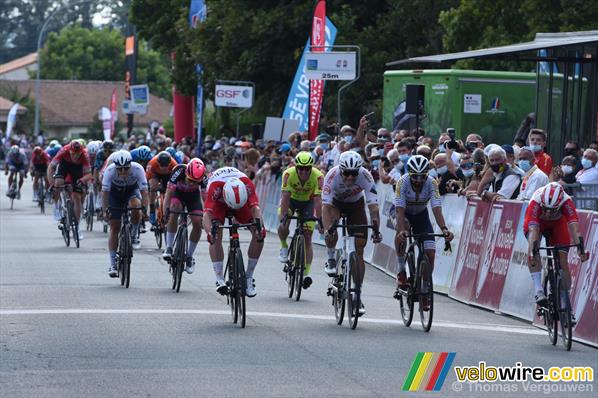 arrivee-premiere-etape-2021-parthenay-elia-viviani